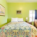 Historic U Of A Bungalow With Spa